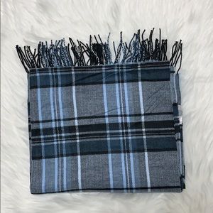 Gap Scarf with Fringes